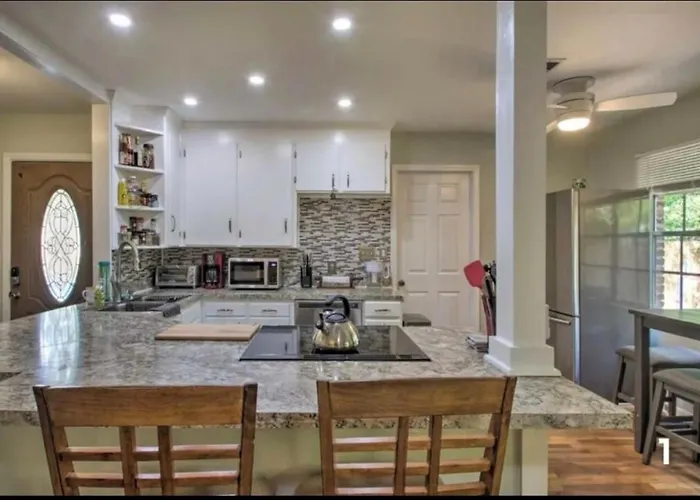 Paradise - 3br 2full Bath In Upscale Area 5 Min To And Downtown *