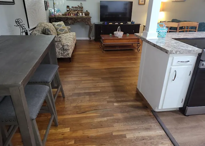 Paradise - 3br 2full Bath In Upscale Area 5 Min To And Downtown Chalet *
