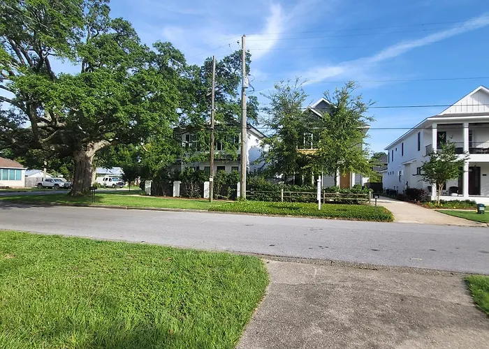 Paradise - 3br 2full Bath In Upscale Area 5 Min To And Downtown